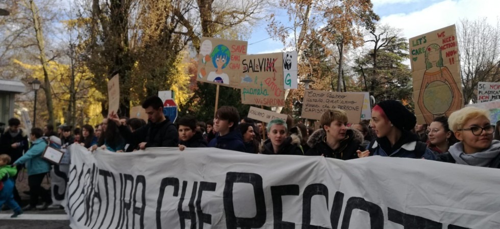 In mille scendono in strada per il Block Friday''